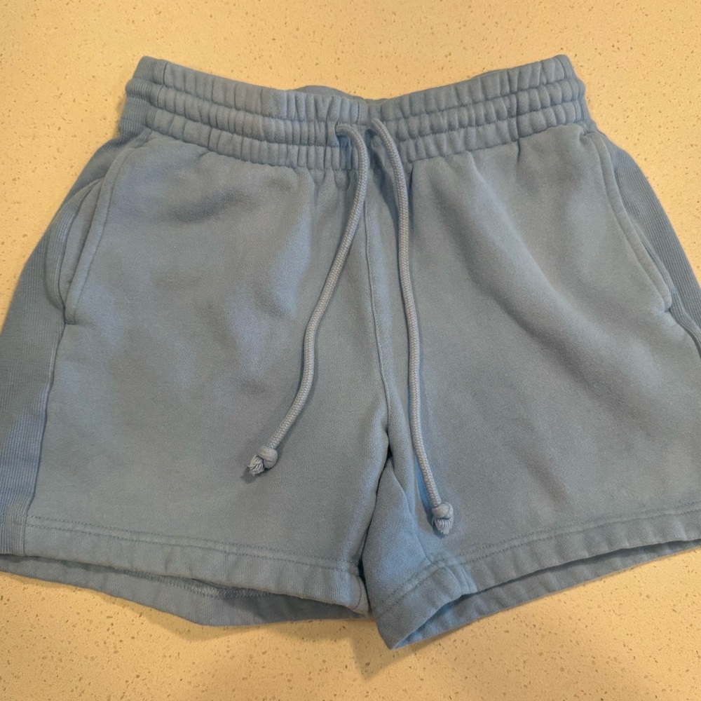 Aritzia TNA boyfriend sweat fleece shorts